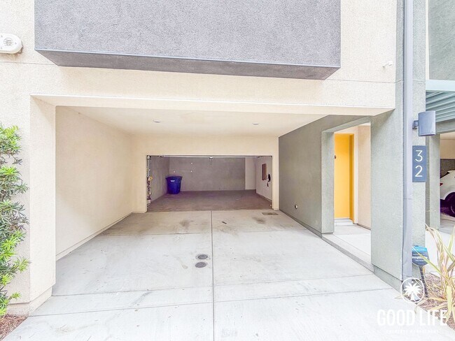 Building Photo - Modern 3BD/2.5BA Townhome in Mission Valley with Kitchen Island, Private Patio & 2-Car Garage