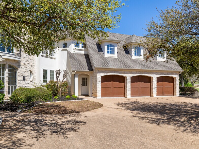 Building Photo - 9805 Big View Dr