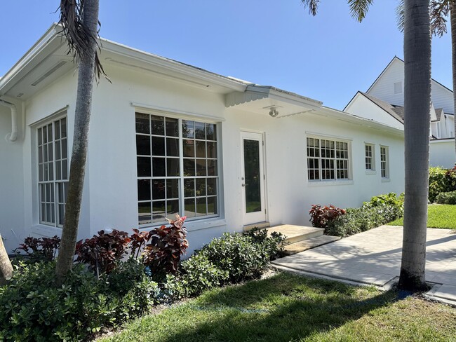 Building Photo - 206 Russlyn Dr
