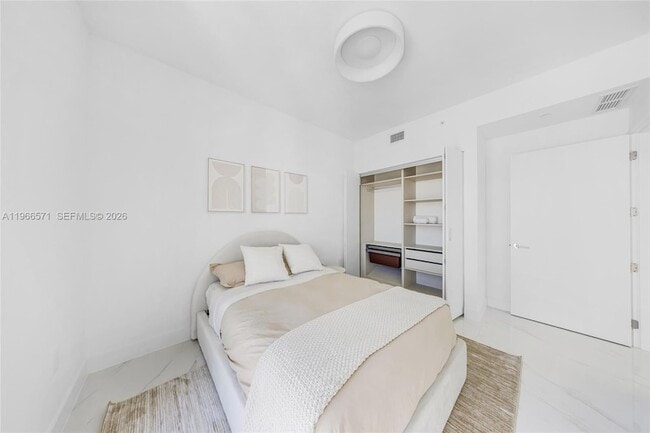 Building Photo - 700 NE 24th St