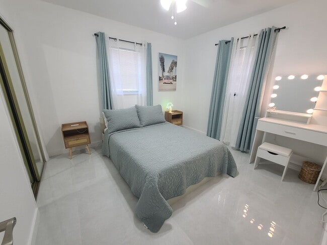 Building Photo - 20520 NE 15th Ave