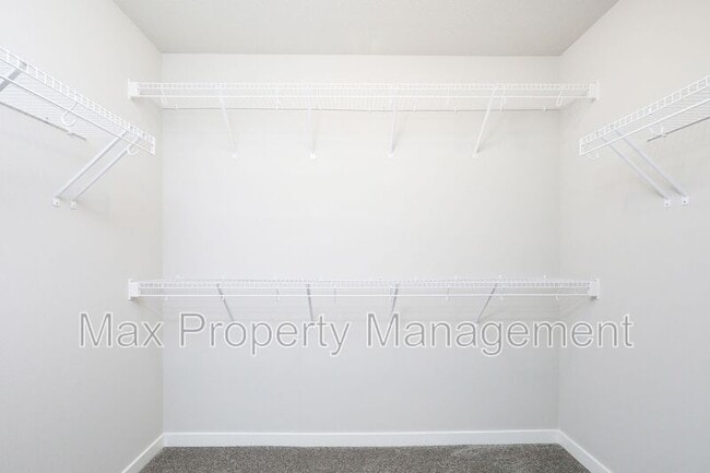 Building Photo - 211 NE Whitetail Dr