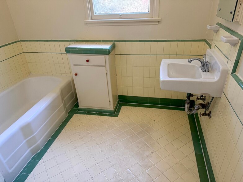 Building Photo - 5408 1/2 Franklin Ave