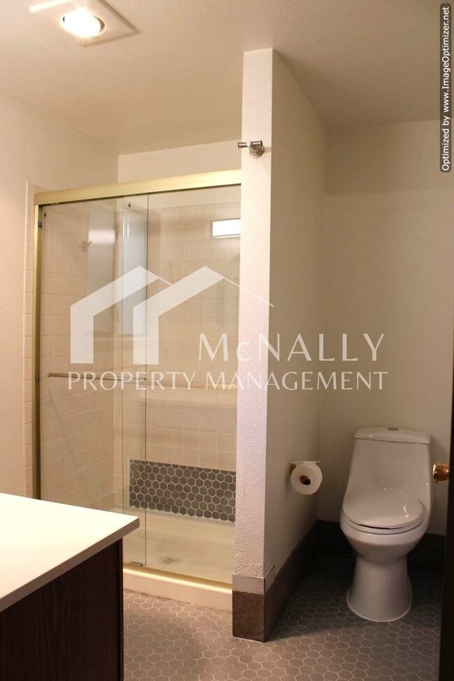 Building Photo - 3 bedroom 1.75 bath home on Peacock Hill