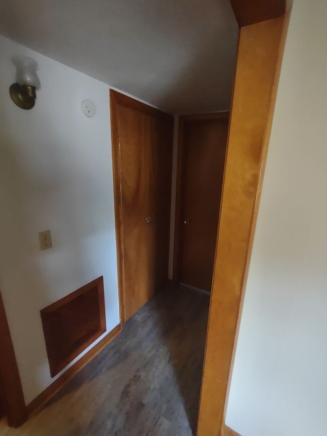 Building Photo - Awesome 3 bedroom 1 bathroom home recently remodeled in Junction City!!