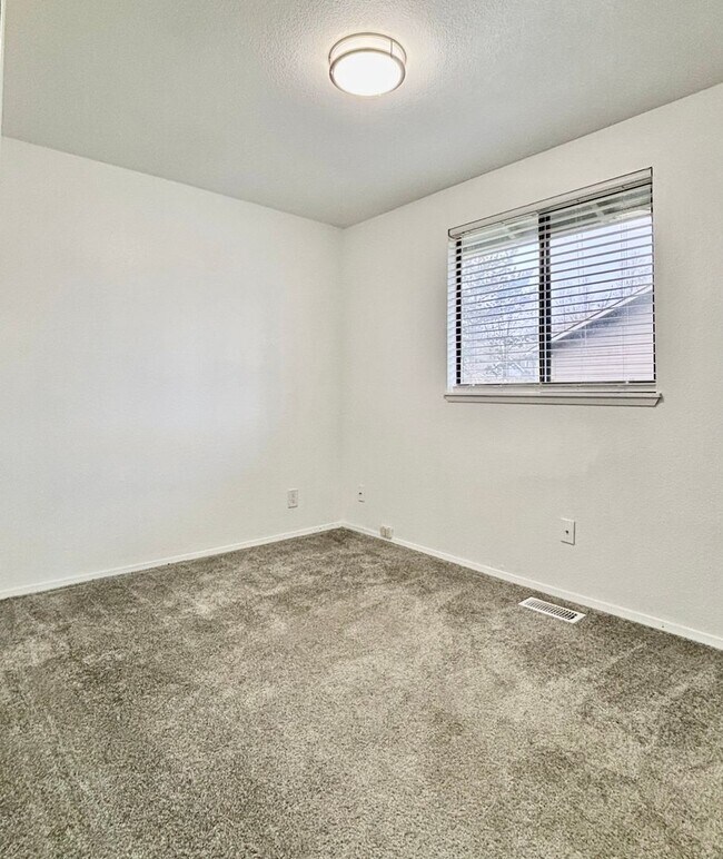 Building Photo - 3 Bed / 2 Bath Kirkland-Finn Hill rambler $3,395/month