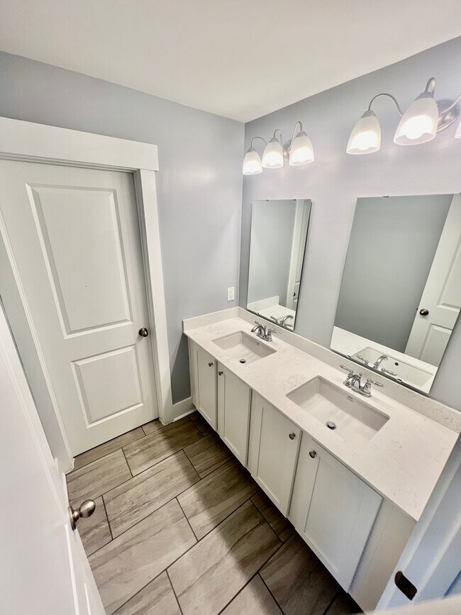 Building Photo - Prestigious 4 Bedroom Home on the Crystal ...