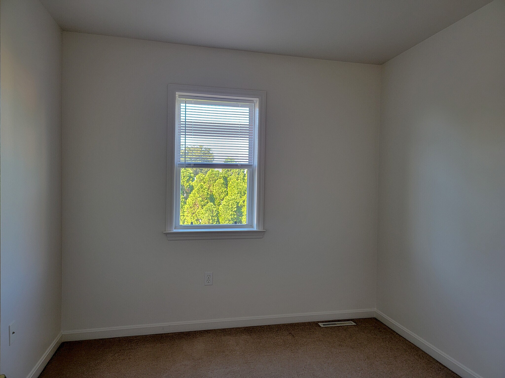 Building Photo - 10 S Whisper Ln