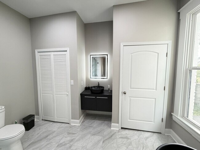 Building Photo - Huge 4 Bed and 2.5 Bath Home!