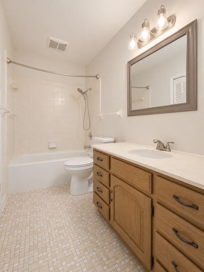 Building Photo - Huge Renovated 3 Bedroom house in hikespoint!