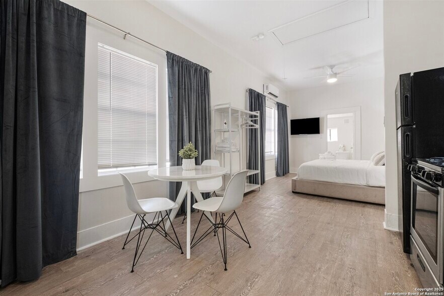 Building Photo - 302 E Cevallos