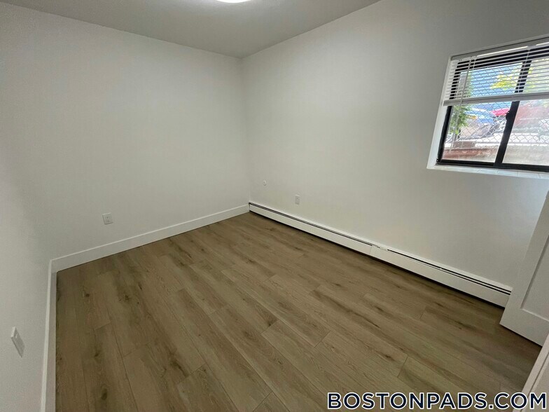 Building Photo - 741 E 6th St