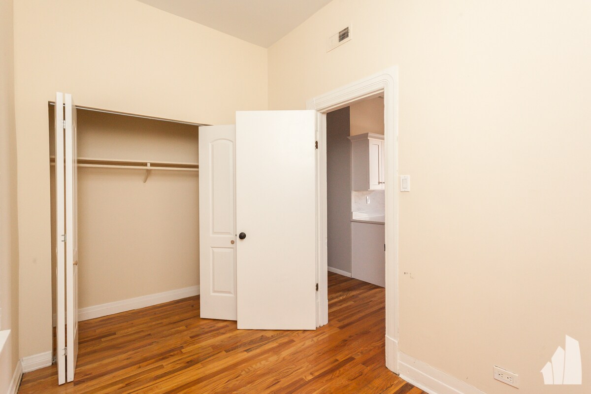 Building Photo - 900 W Newport Ave