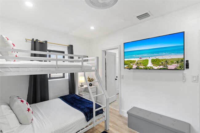 Building Photo - 719 NE 36th St