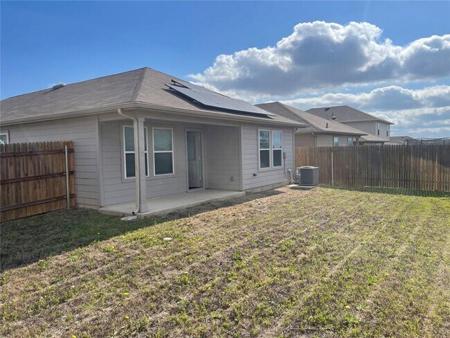 Building Photo - Ranch-style house available in Elgin