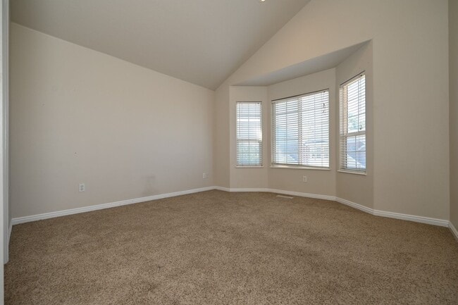 Building Photo - Beautiful Townhome in Amazing Location!