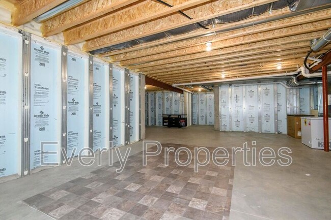 Building Photo - W242N5663 Simona Dr