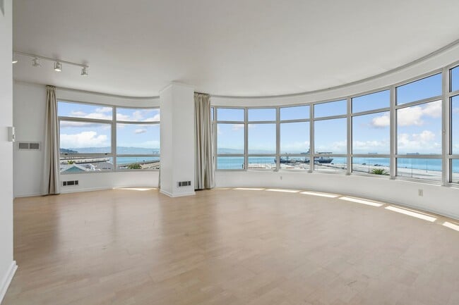 Building Photo - Light Filled 2 Bed, 2 Bath South Beach Por...