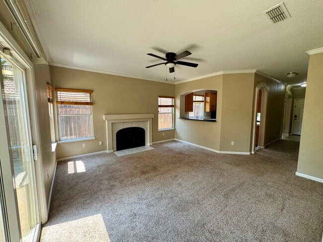 Building Photo - Beautiful 3 Bed / 2 Bath Home with 2-Car Garage in Roseville