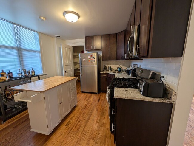 Building Photo - Wicker Park 2 BR, Prime Location, Fully Renovated