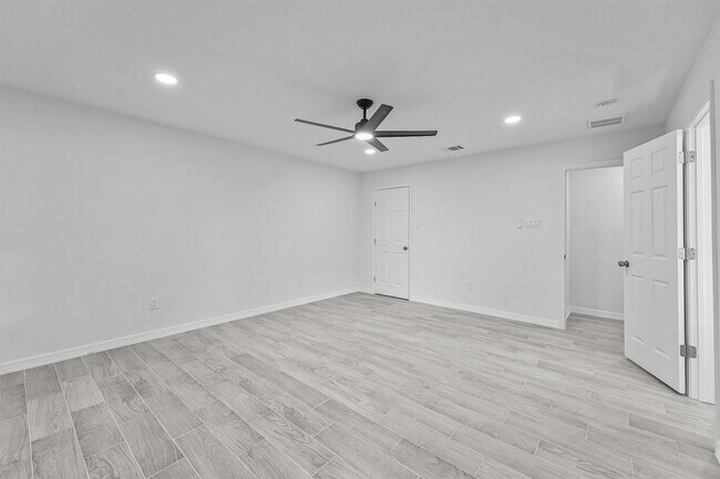 Building Photo - 22 13th Ave N