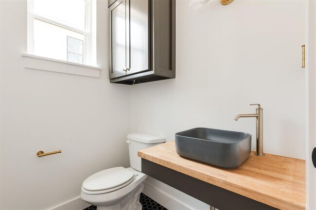 Building Photo - 1005 N Kelham Ave