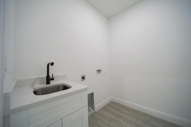 Building Photo - 422 Kismet Pkwy E