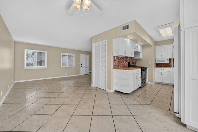 Building Photo - Minutes to the Beach! Updated 2 Bedroom Condo with Parking Included