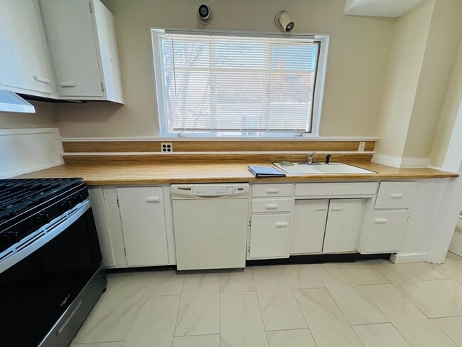 Building Photo - 24 Otis St