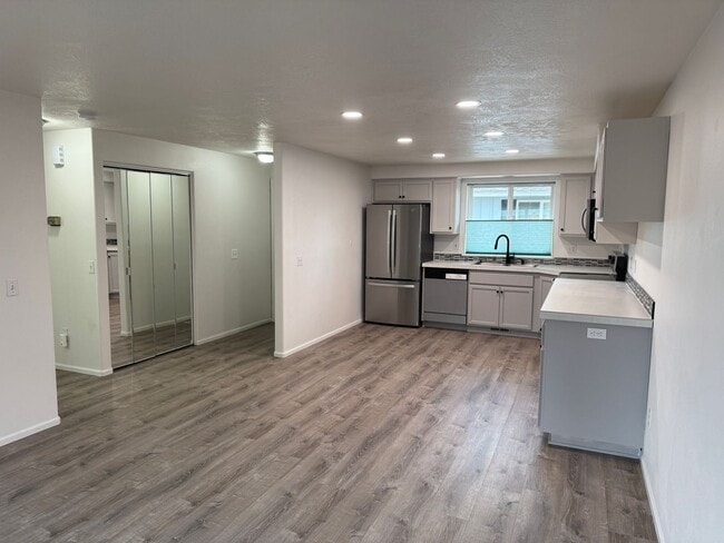 Building Photo - Available now!!! Beautiful Springfield Con...