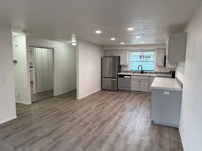 Building Photo - Available now!!! Beautiful Springfield Condo in 55 and over community!