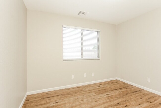 Building Photo - 9822 E Empress Ave