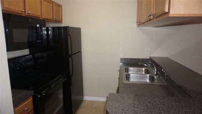 Building Photo - 220 Lake Parsons Green