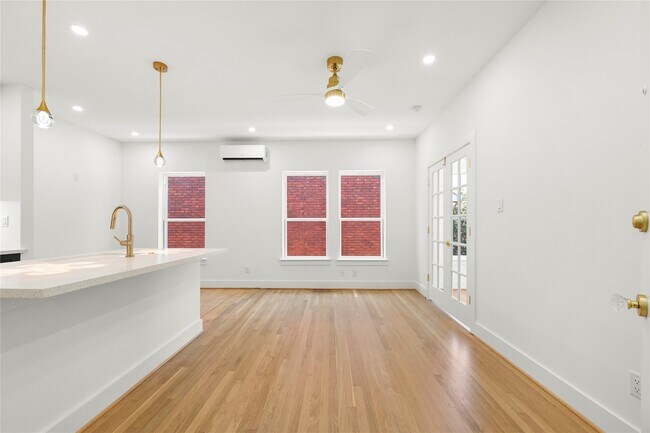 Building Photo - 808 Sul Ross St