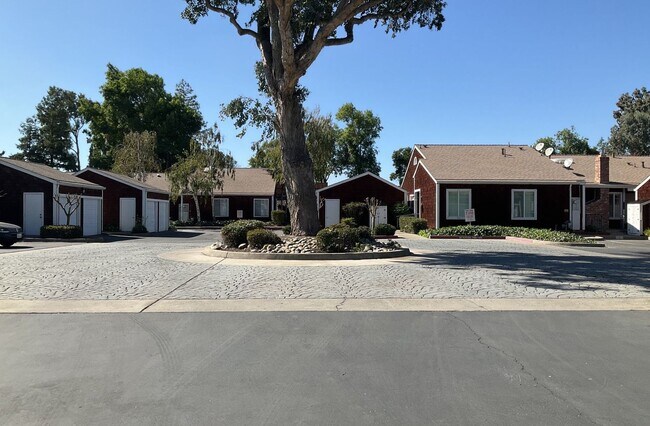 Building Photo - Rare 3 bedroom, 2 bathroom unit in the desirable Lincoln Village West neighborhood! Nearly 1350 s...