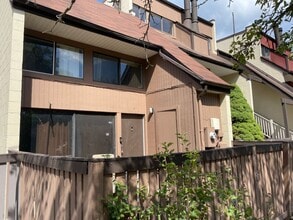 Building Photo - Relaxing 1 Bed 1 bath Townhome With Loft I...