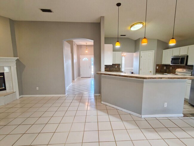 Building Photo - Florida Living at Its Best – 3BR Home with Hot Tub & Resort Amenities