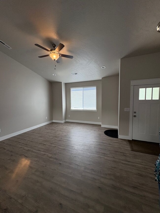 Building Photo - New home for Rent in Quincy!