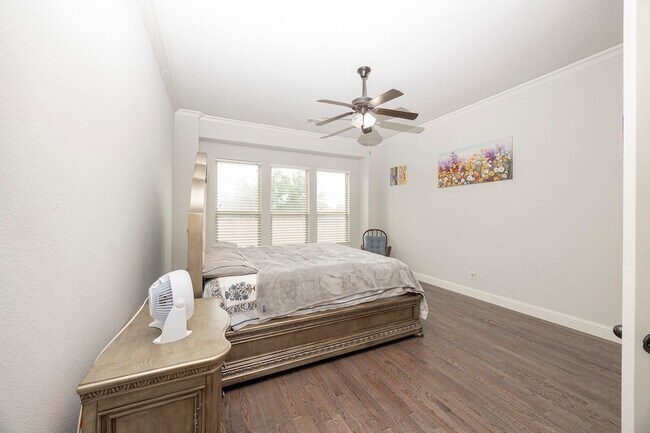 Building Photo - 5579 Lightfoot Ln