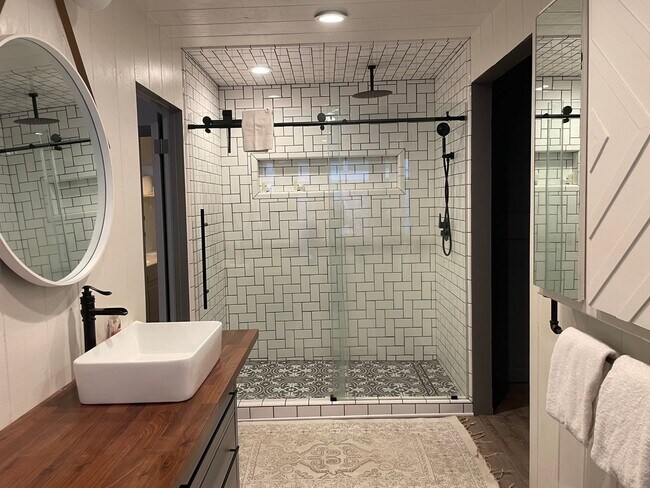 Building Photo - Large home level entry with garage.