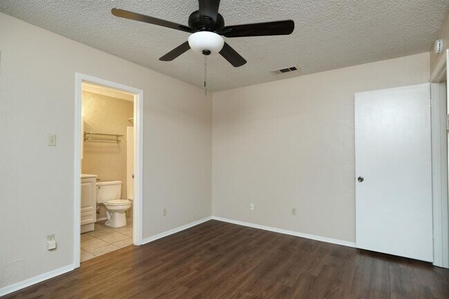 Building Photo - 10419 Firethorn Ln