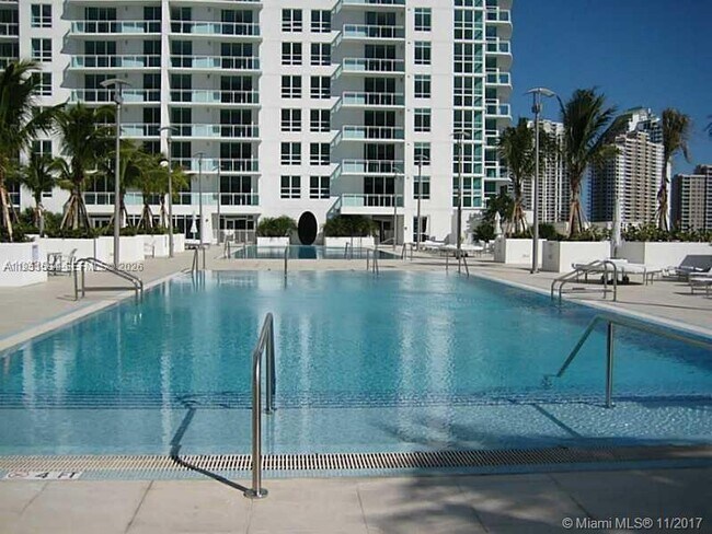 Building Photo - 950 Brickell Bay Dr