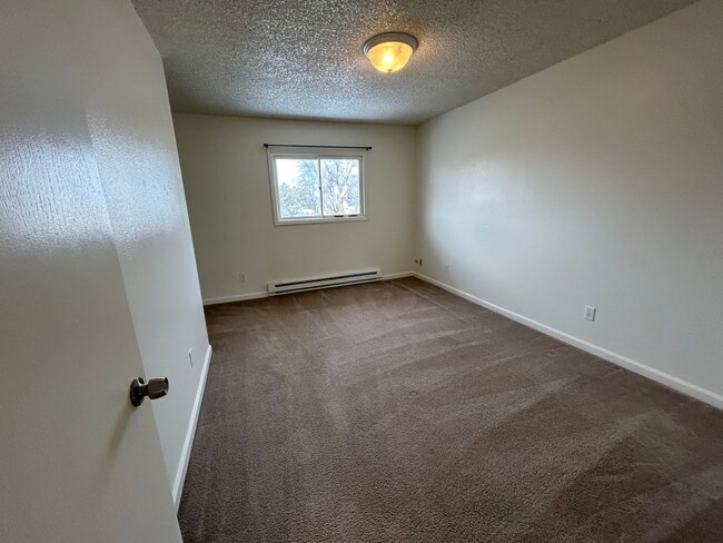 Building Photo - 3 Bed 1.5 Bath Townhome In Excellent Neighborhood