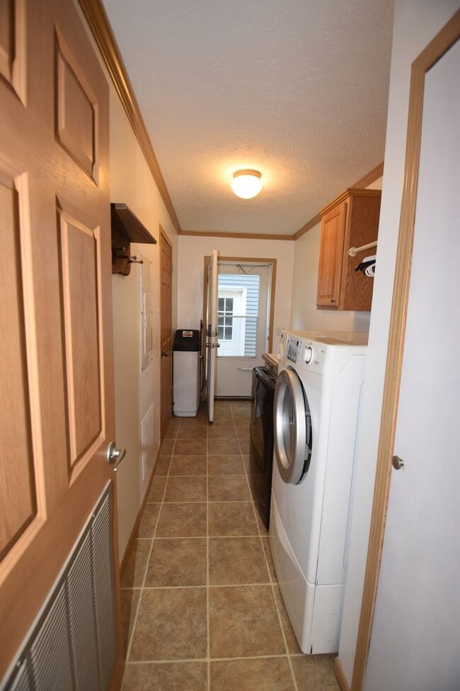 Building Photo - Country Home Available in Greenfield