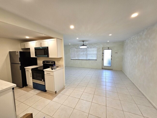 Building Photo - 1059 Ainslie Dr