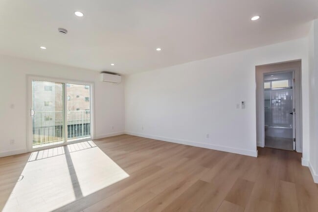 Building Photo - 713 New Depot St