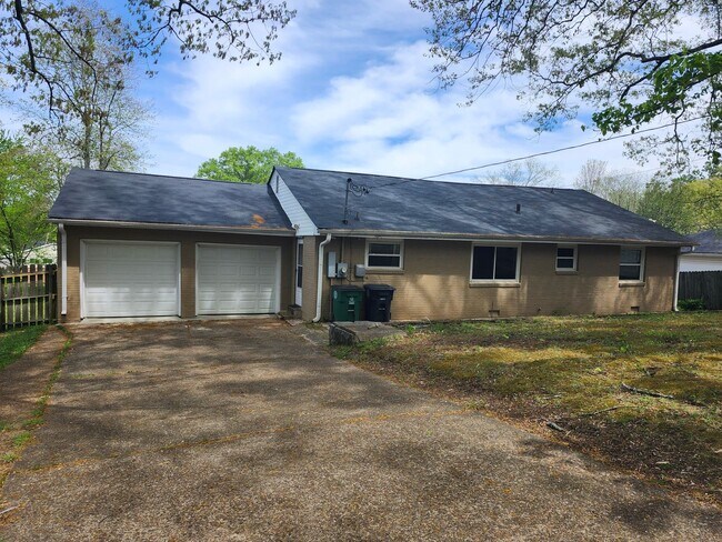 Building Photo - 3 bedroom 2 bath home in the desirable Belvoir Area in Chattanooga