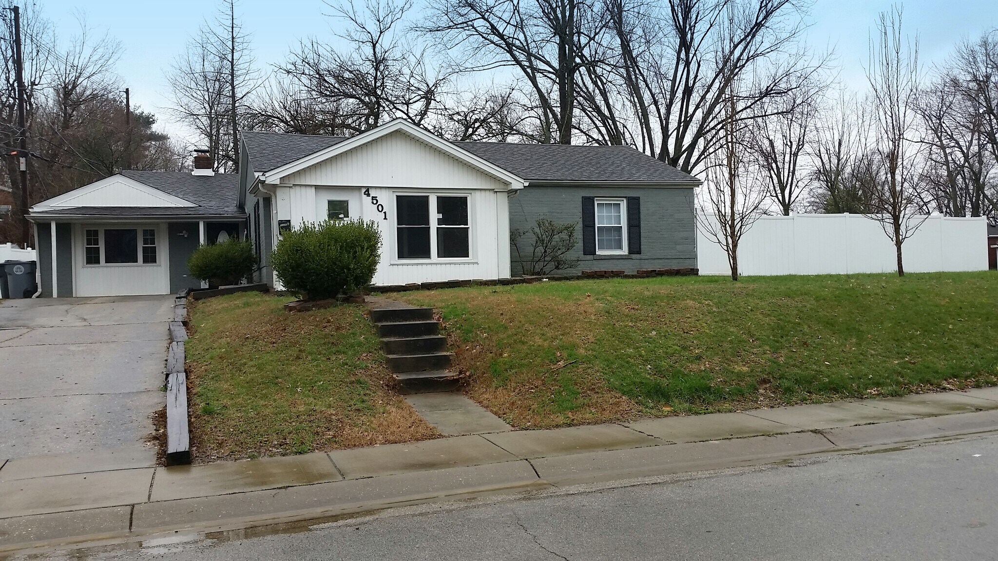 Building Photo - 4501 E Chestnut St