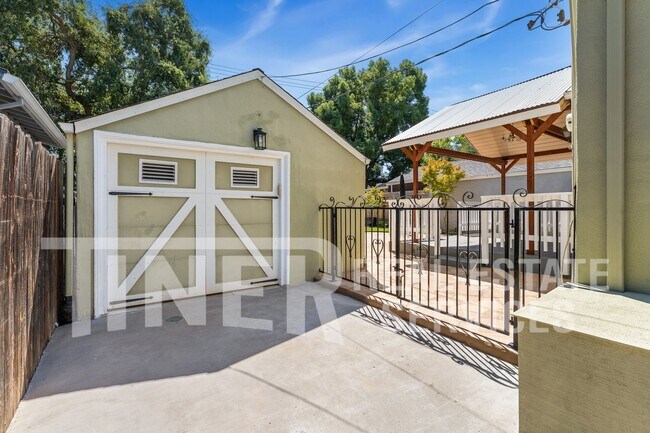 Building Photo - 657 40th St