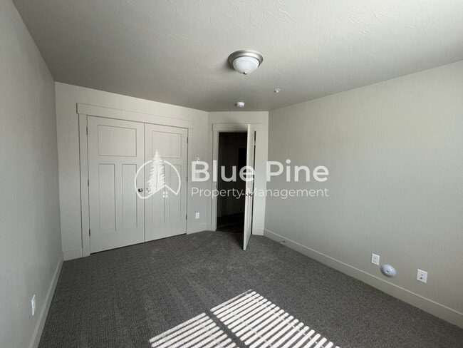 Building Photo - 3565 E Gample Ave
